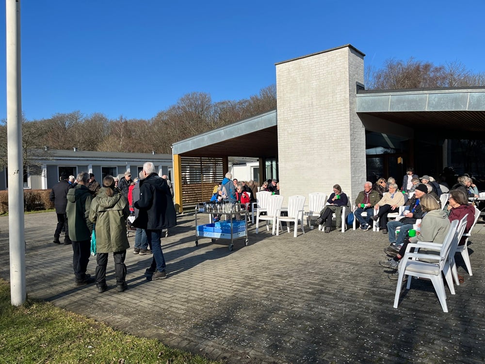 Gode kager og kaffe nydes i solen efter vandringen